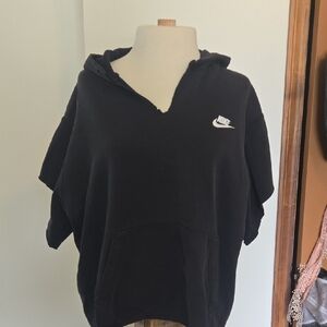 Cropoed Nike Swestdhirt
